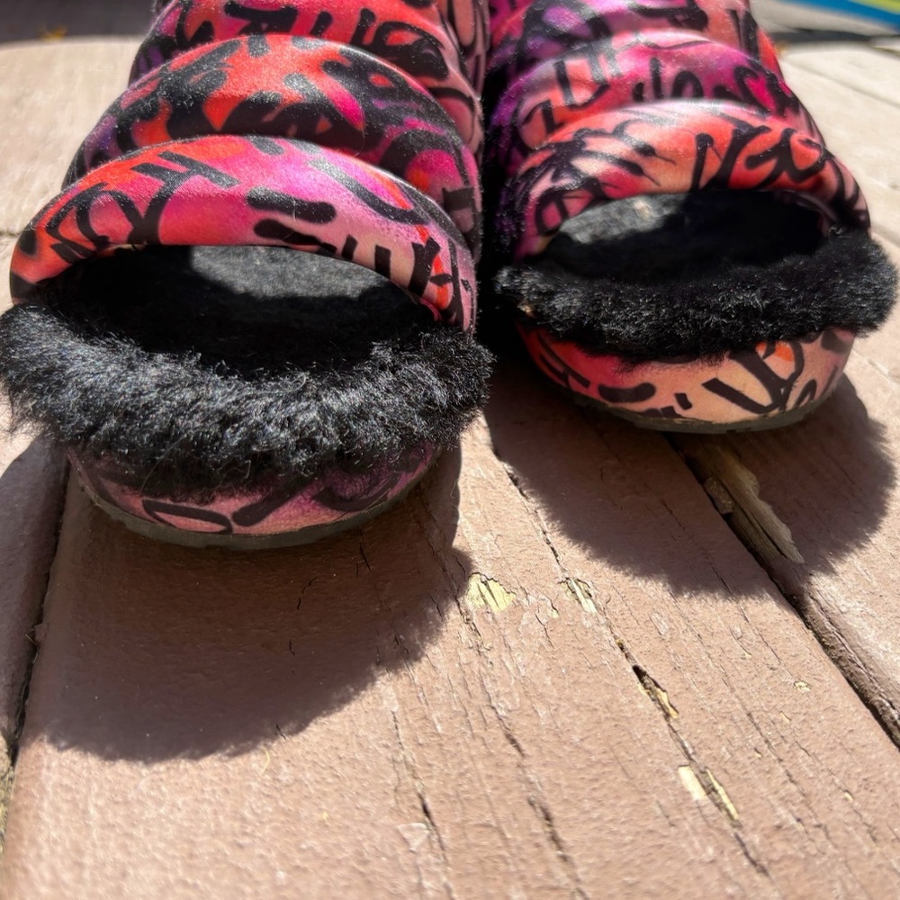 ♥️💖 UGG Fluff Yeah Sandals Graffiti Style Print in Shades of Pink Orange Purple - Picture 6 of 9